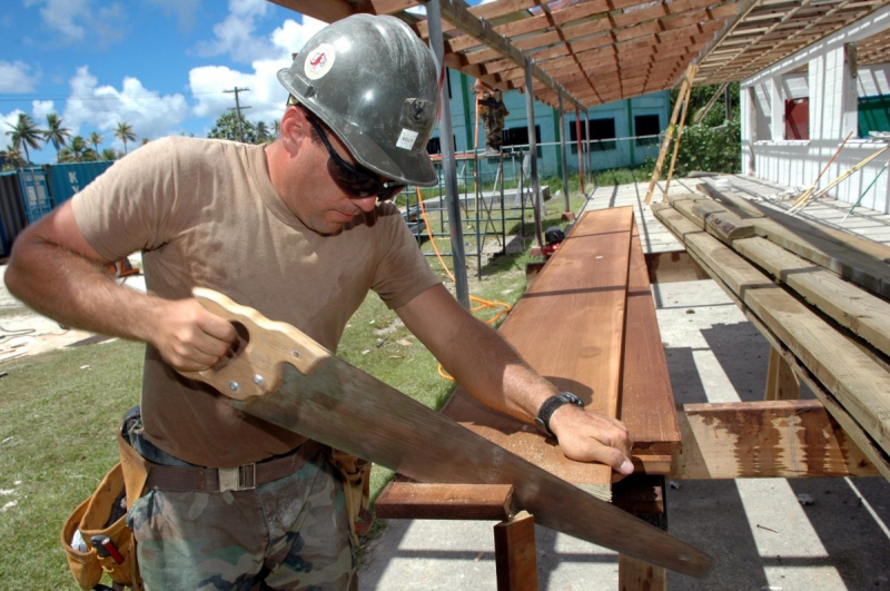 menuisier-LA COLLE SUR LOUP-min_worker_construction_building_carpenter_male_job_build_helmet-893290